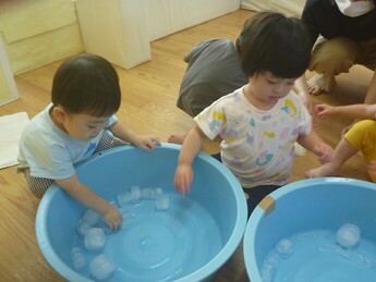 氷で遊んでいる様子