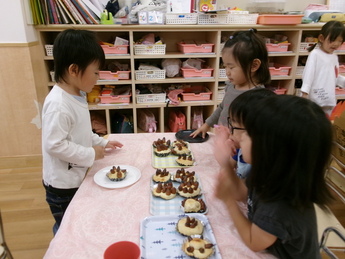 どんぐりのケーキを作っている写真
