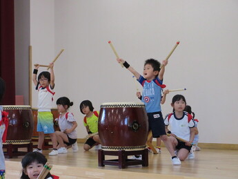 和太鼓演奏をしている写真