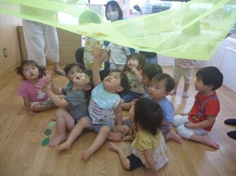 保育室でわらべ歌遊びをしている様子