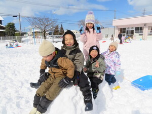 写真：ゆきあそびをしている