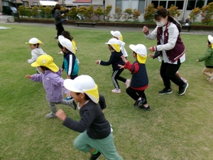 写真：友達と一緒にかけっこをしている様子