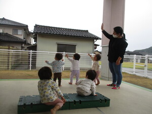 ピロティで友達と遊んでいる様子