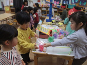 写真：異年齢でお店屋さんを楽しんでいる様子