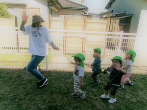 ピロティで友達と遊んでいる様子