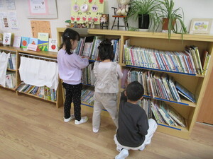 写真：絵本を選んでいる様子