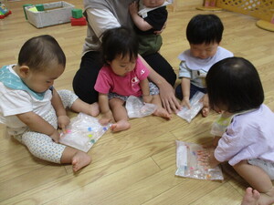 センサリーバックで感触遊びをしている様子
