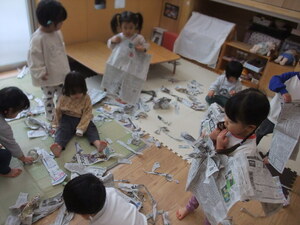 新聞紙をやぶっているところ