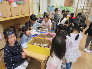 くじ引きコーナーで遊んでいるところ