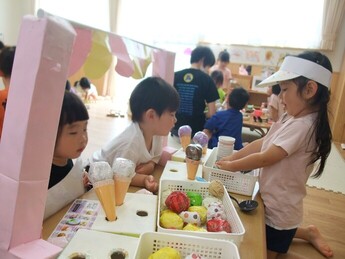 アイスクリーム屋さんごっこをしている写真