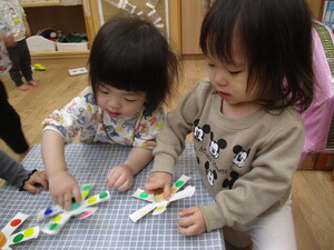 写真:テーブル上で手作りのこまを回しているところ