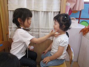 3歳児がおいしゃさんごっこをしている写真