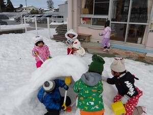 子ども達がかまくらを作っているところ