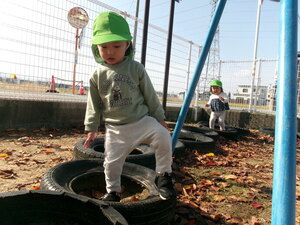 写真:園庭にあるタイヤの道を歩く様子