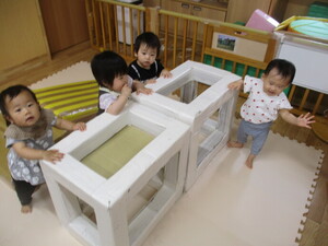 写真:遊具につかまり立ちをしているところ