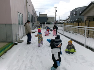 雪遊びしている様子