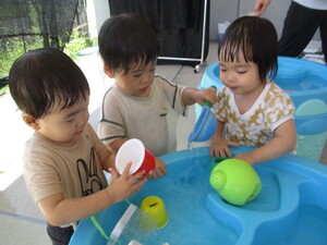 写真：みんなで楽しく水遊びをしている様子