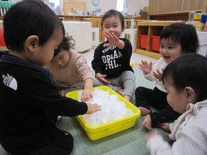雪を触っている様子