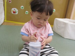 写真：ポットン落としで遊んでいるところ
