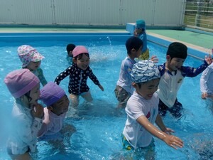 3歳児がプール遊びをしている写真