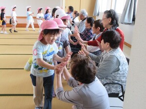 ハイタッチをしているところ