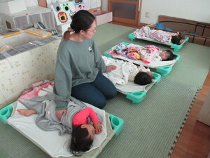 保育士に見守られ午睡をしているところ