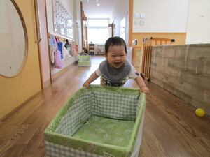 大きな箱を押して歩いている様子