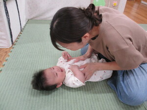 保育士と子どもがふれあい遊びを楽しむ