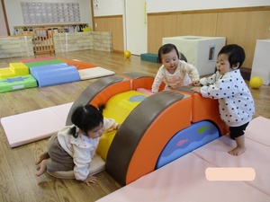 ウォーターマットで遊んでいる様子