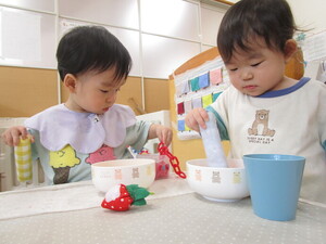 お椀に入ったチェーンを混ぜている様子