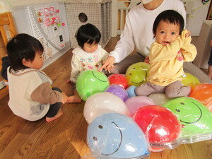 風船マットで遊んでいる様子