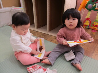 体を動かして遊んでいる様子