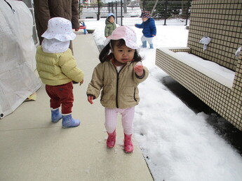 雪遊びで氷をみつけた様子