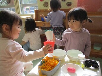 写真：1歳児が遊んでいる様子