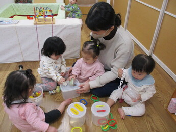 写真：0歳児が遊んでいる様子