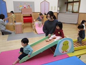 写真:プレイルームで遊んでいる様子
