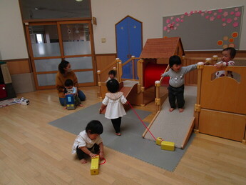 写真：プレイルームで遊んでいる様子