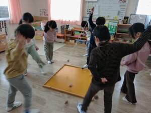 コマ回しをしている写真