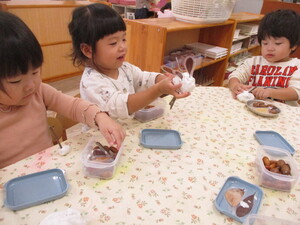 保育室で粘土遊びをしている様子の写真