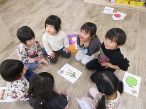 保育室でかるた遊びをしている様子