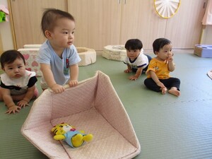 押し箱を押して遊ぶ子ども達の写真