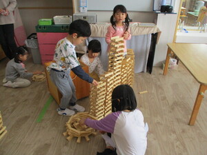 積み木で遊んでいる様子
