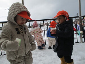 写真：雪遊びを楽しんでいる園児