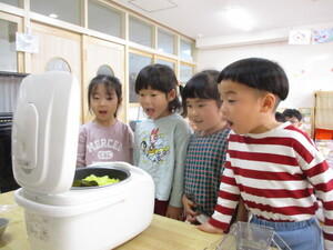 炊きあがったご飯を見ている様子