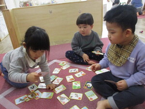 かるたで遊んでいる写真