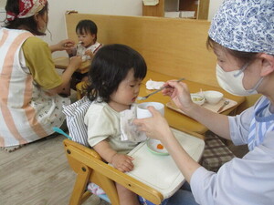 子ども達が食事を食べている写真