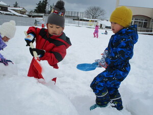 雪遊びをしている様子