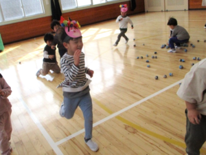 友達と豆まき楽しんでいる様子