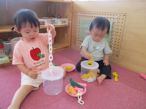 写真：チェーンを持っている園児