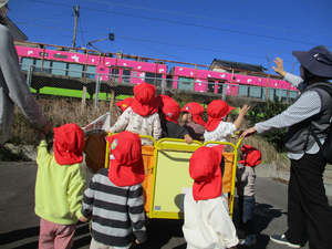 電車を見ている写真